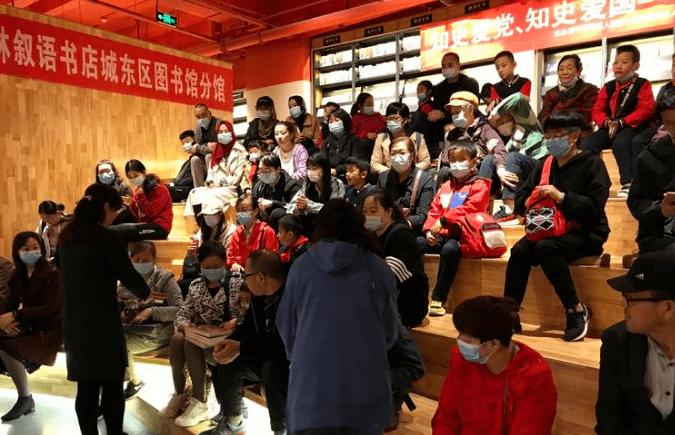 公交车上女子发病 好司机闯红灯救人