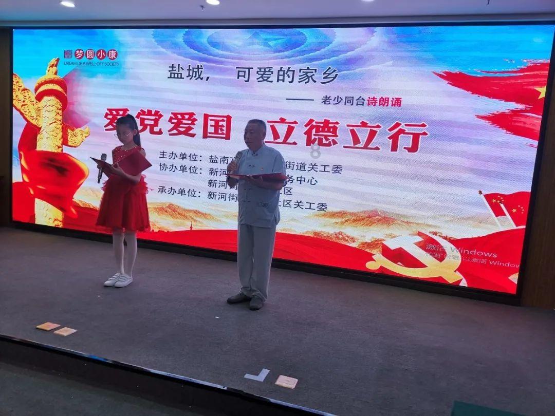 精致的蕾丝小衫，配修身的牛仔裤，让你的气质随处散发，你喜欢吗？游戏画面